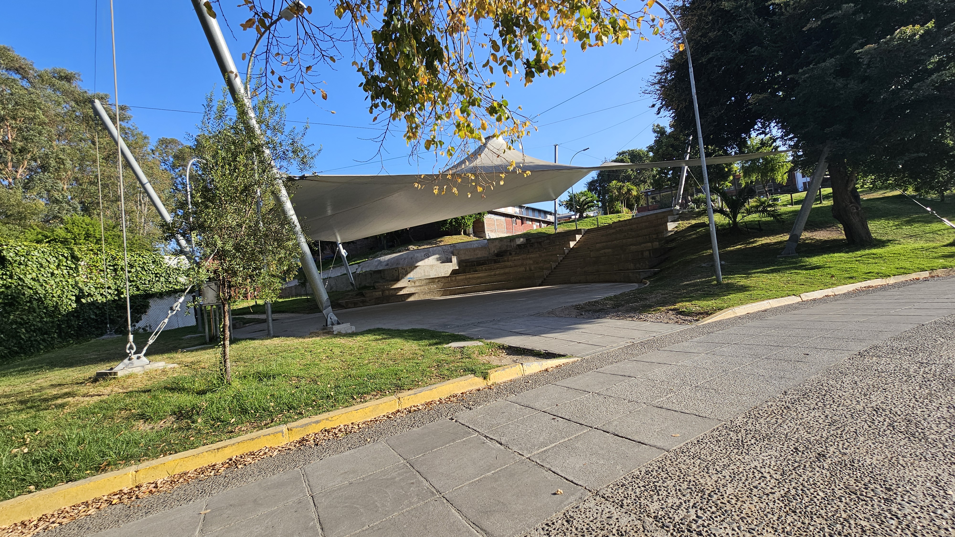 Fotografía del sendero para acceder a sector sombreado
